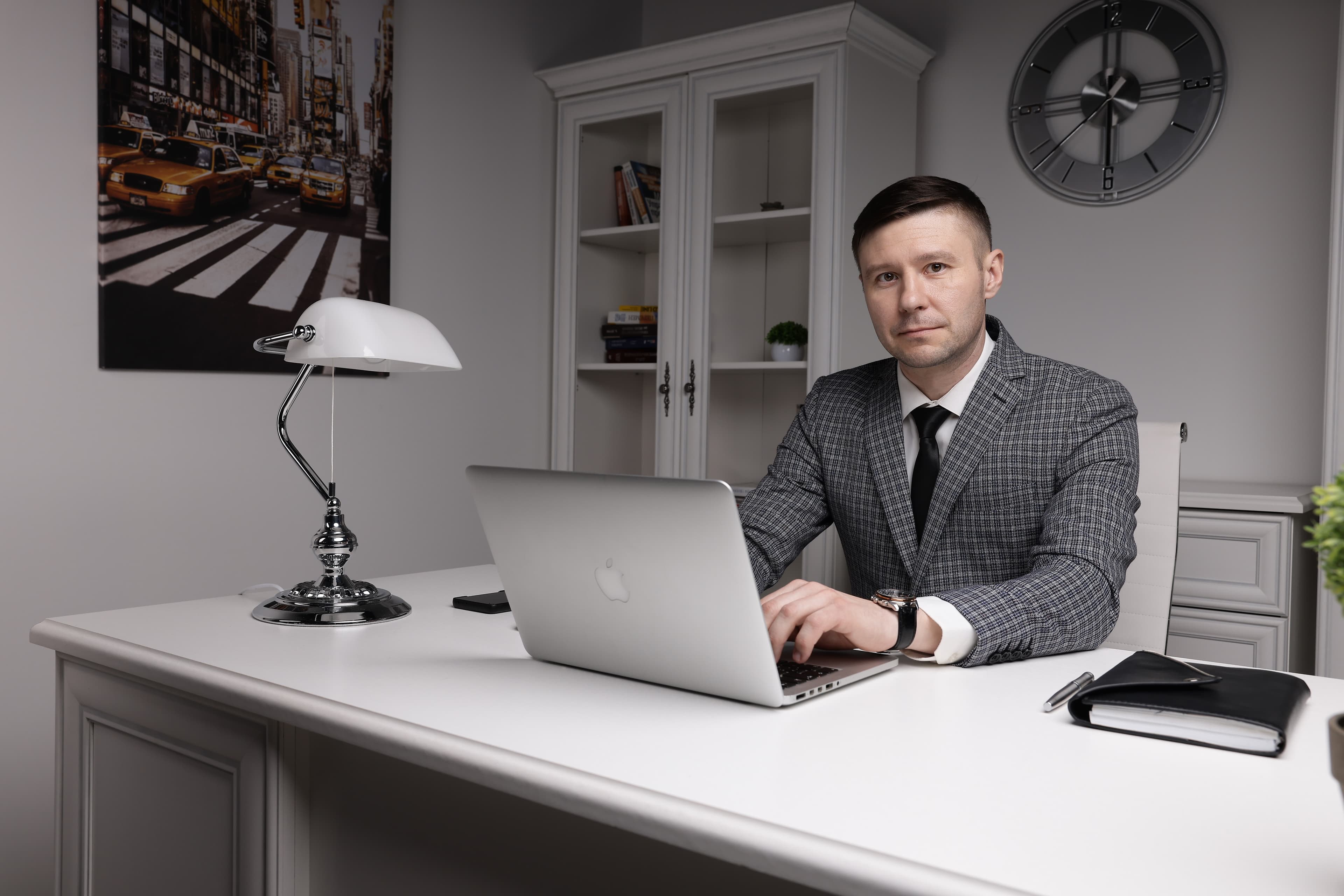 Рабочий момент — оформление документов за ноутбуком